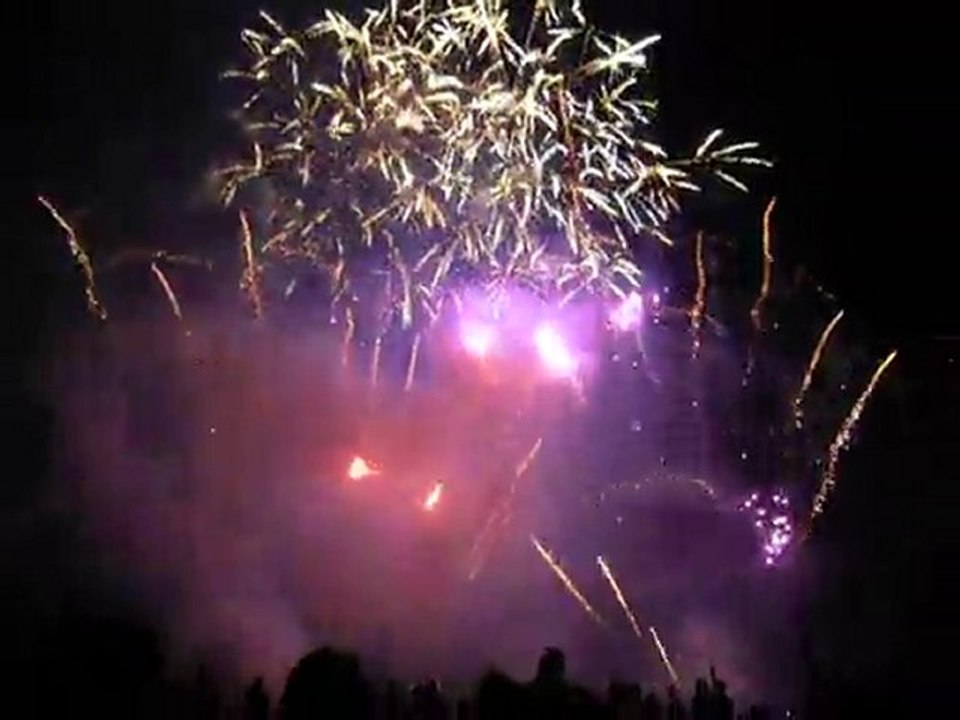 Feu d'artifice sur l'île Seguin, Boulogne Billancourt