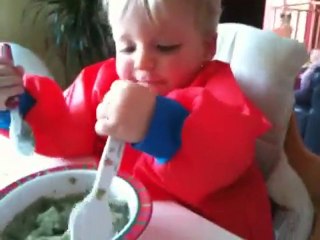 Antonin mange seul