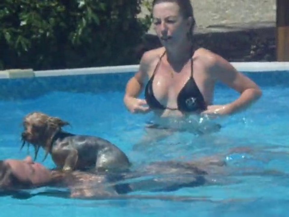 Daisy fait de la natation et du surf !!!
