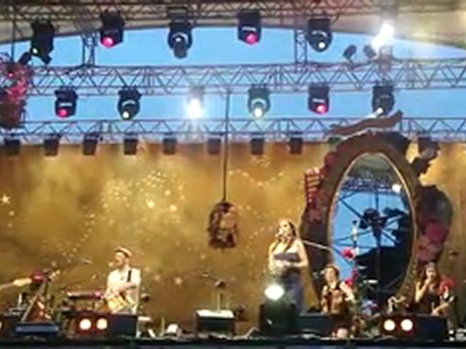 Olivia Ruiz et les Bombes 2 bal