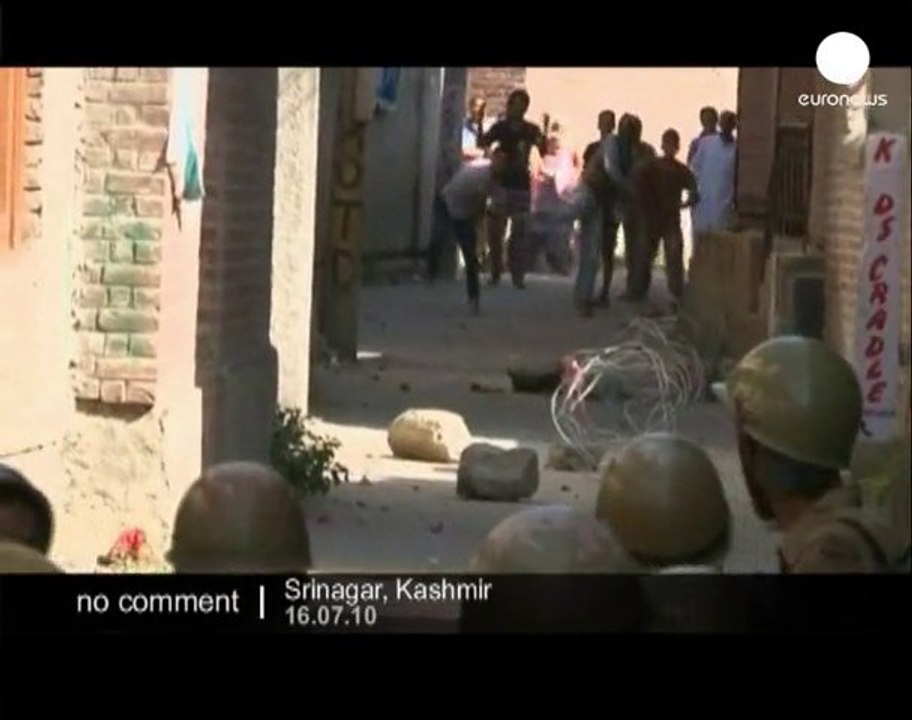 Demonstration against a new curfew in Kashmir - no comment