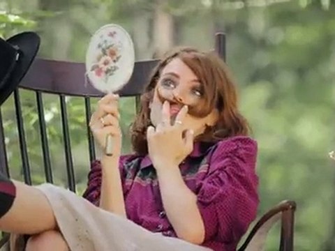 Clip Marion Corrales Gun and Mustache par Ambroise Becchio