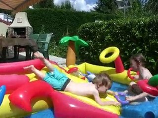 Axel et Aymeric piscine 17 07 2010