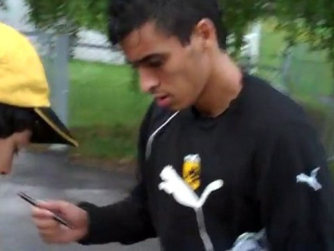 ΠΑΙΚΤΕΣ ΑΕΚ ΥΠΟΓΡΑΦΟΥΝ ΑΥΤΟΓΡΑΦΑ