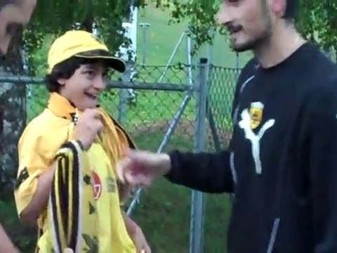 ΠΑΙΚΤΕΣ ΑΕΚ ΥΠΟΓΡΑΦΟΥΝ ΑΥΤΟΓΡΑΦΑ 2