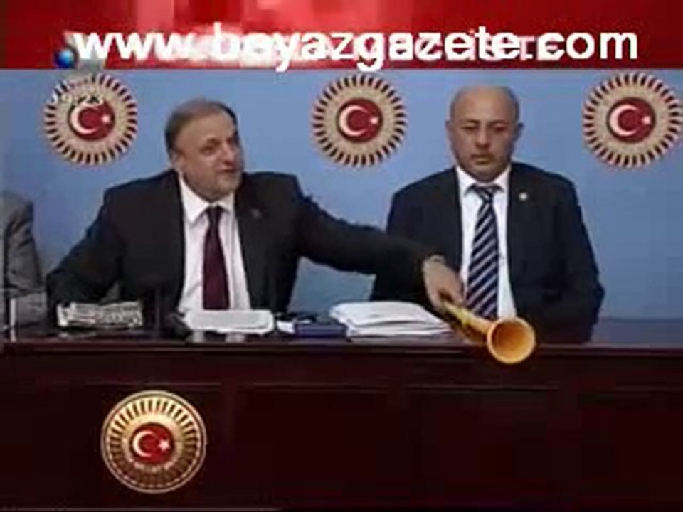 Oktay Vural,Meclis'te Vuvuzela Çaldırıyor :) !!!