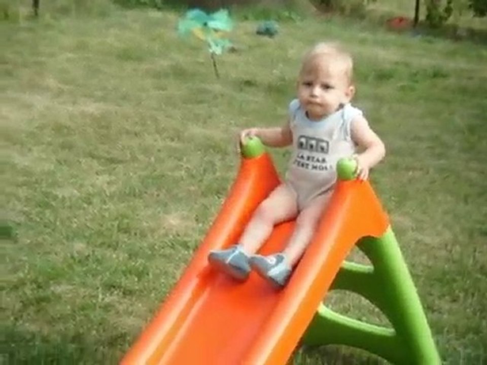 loulou monte seul son tobogan