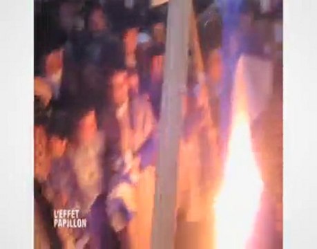 JUIFS BRULENT UN DRAPEAU ISRAELIEN