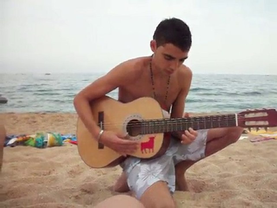 fidel tocar la guitara a la palya