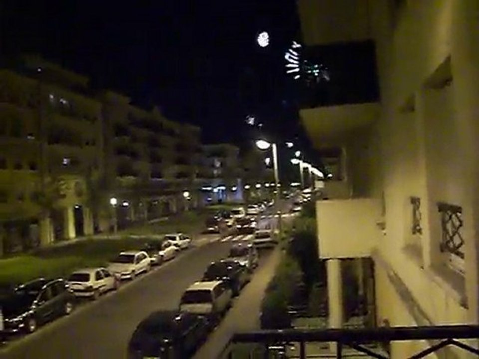 zoé regarde le feu d'artifice