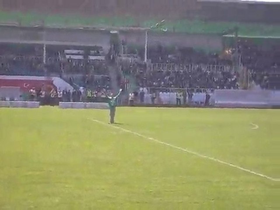 Özden Reis 3'lü (Tribün Çekimi)