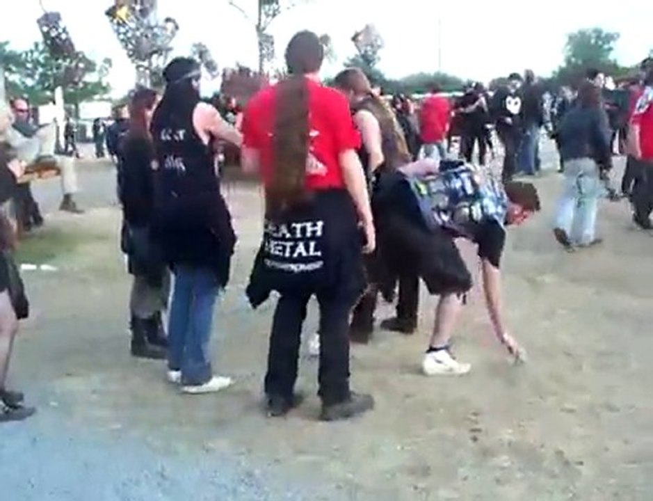 Un mec méga bourré au Hellfest 2010 pendant Motorhead