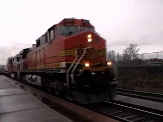 BNSF #4427 W/ a Baretable Northbound