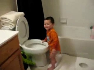 Un enfant boit l’eau des toilettes