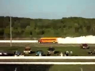 Lo scuolabus col motore di un jet