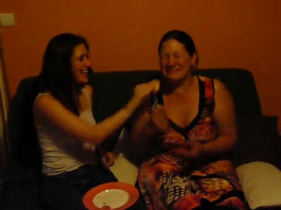 Audrey et Pauline : bataille de pizza