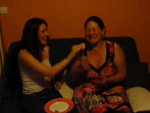 Audrey et Pauline : bataille de pizza