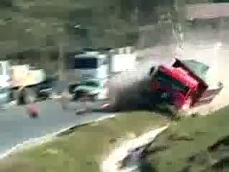 Camion si ribalta in strada