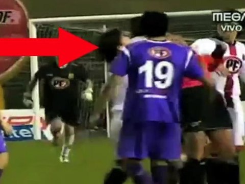 Le joueur qui étrangle l’arbitre