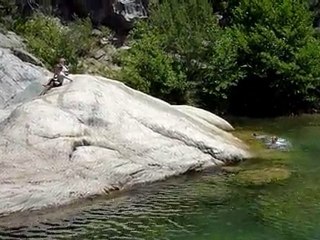20100704 Alex et Clara glissent ds la riviere Corse