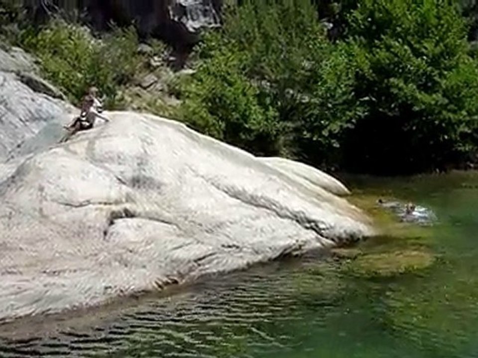 20100704 Alex et Clara glissent ds la riviere Corse