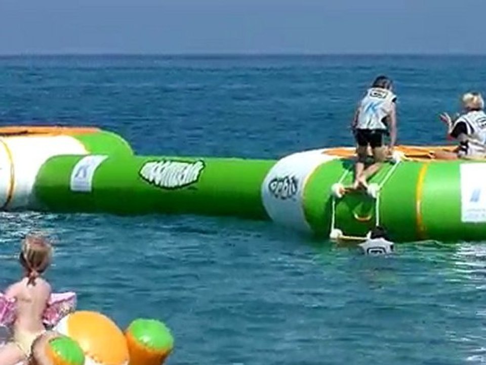 20100704 Clara passe le boudin Corse