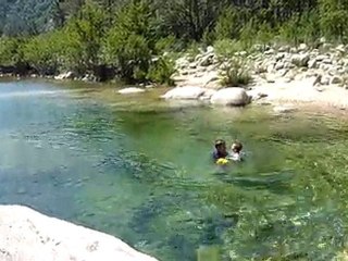 20100704 Nico et papa nagent ds la riviere Corse