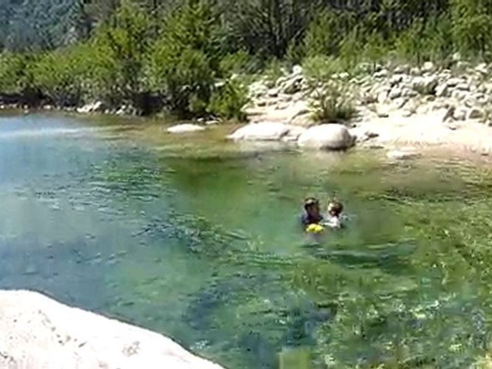 20100704 Nico et papa nagent ds la riviere Corse