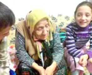 10. yıl marşı okuyan Yaşli teyze