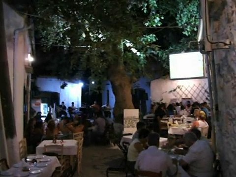 Groupe de musiciens et de chanteurs crétois : TETAPTH (5)