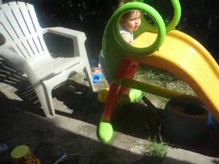 Robin monte sur le toboggan