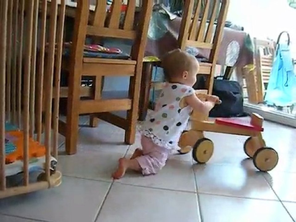 Video Justine marche avec son velo 17 07 2010