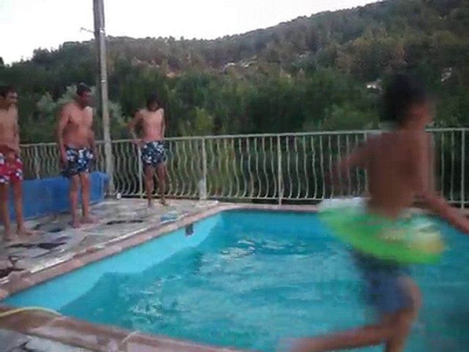 la famille a la maison de chona tous a la pisine mdrrr