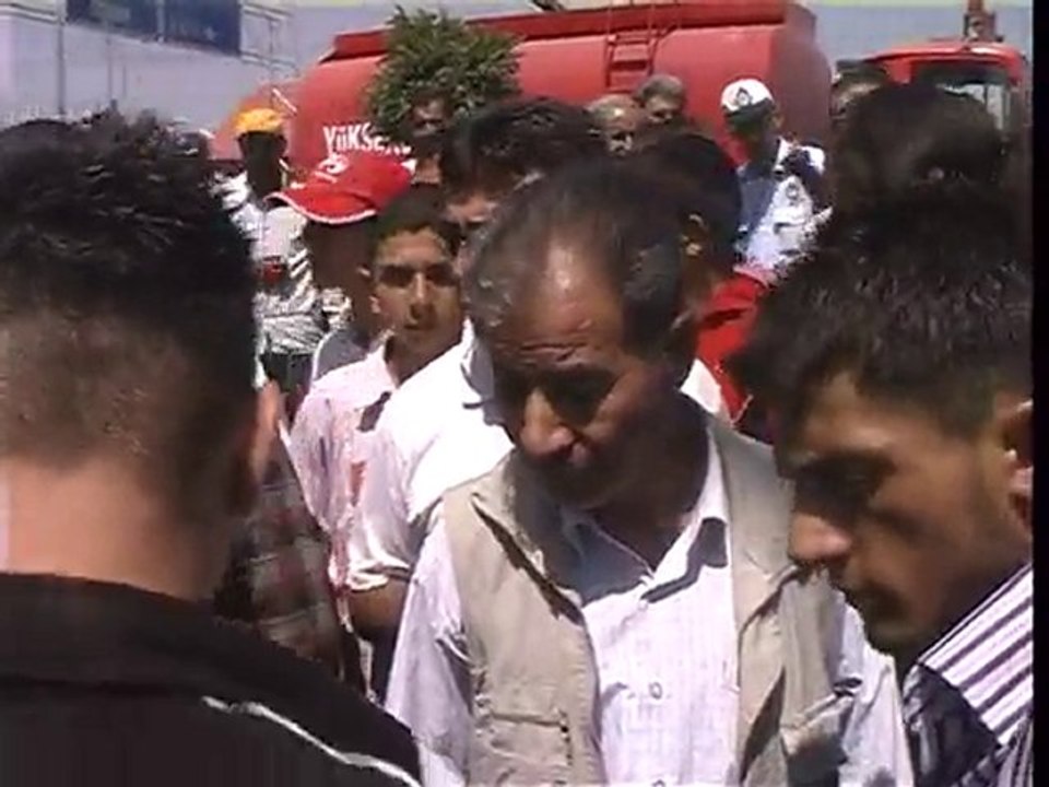 Yüksekova'da park halinde 1 araç alev aldı