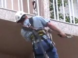 purge de façade avec balcons en techniques sur cordes.