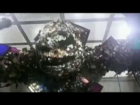 Justin Timberlake face à un monstre dans une pub pour sony