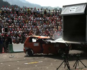 crash test Dekra / Axa Winterthur : le camion de livraison