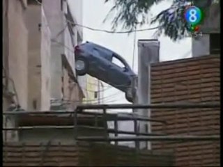 Accidente Insolito - Auto Volador atrapado entre 2 Edificios