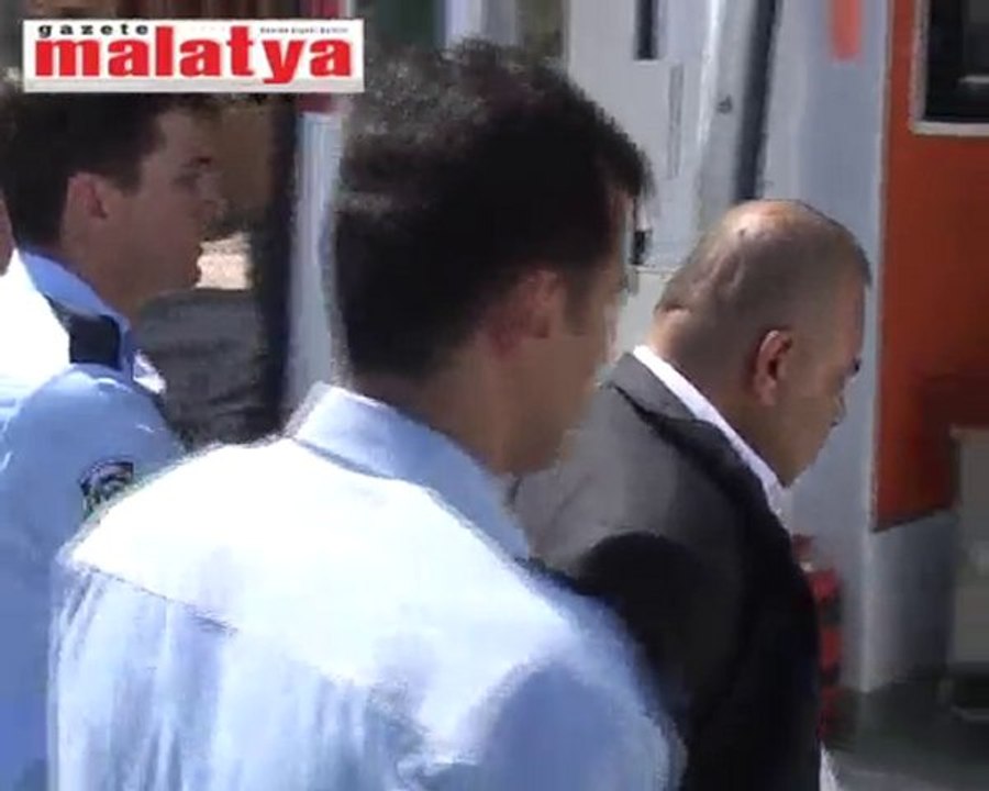MALATYA'DA ELİNDE BALTAYLA SOKAKTA