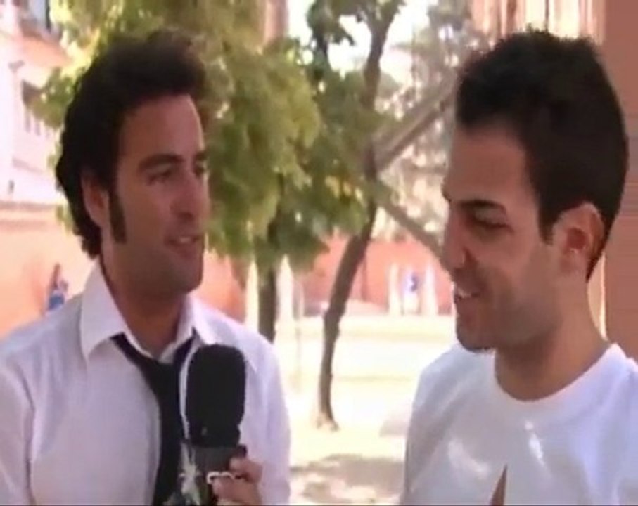 Cesc Fabregas besa a Raul Gomez