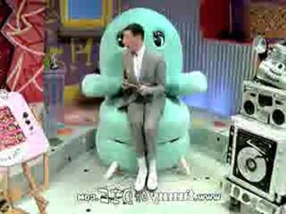 HILARIOUS Pee wee Gets An iPad