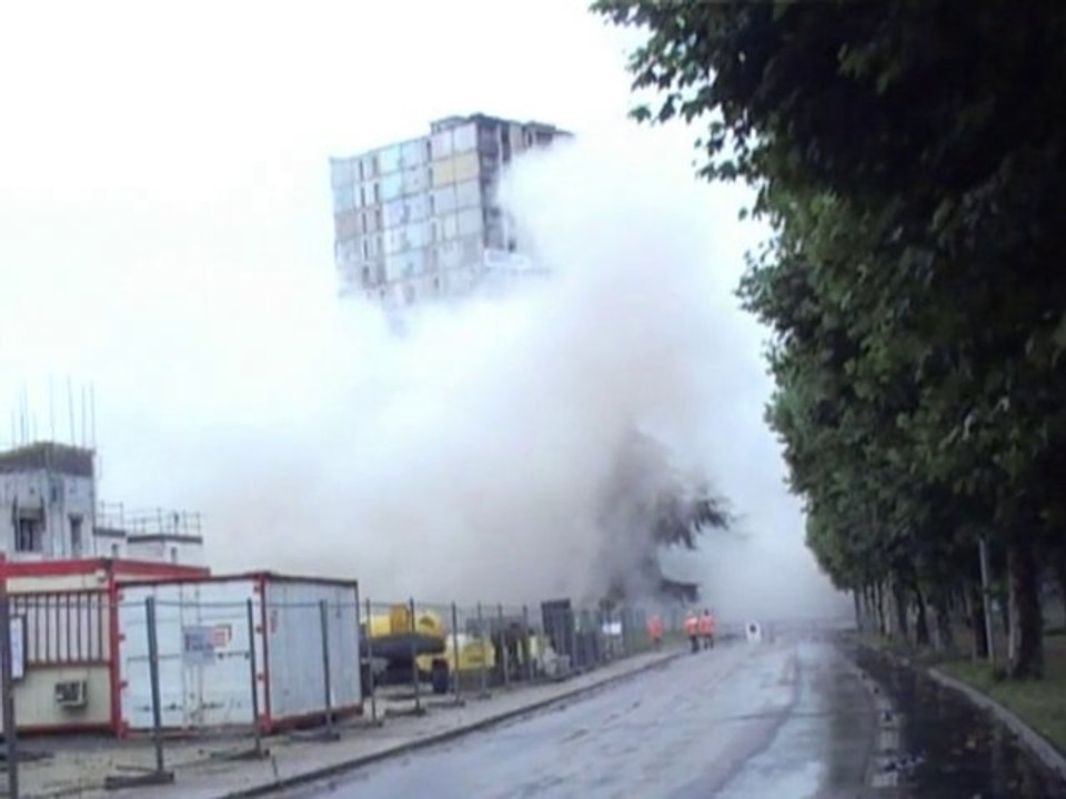 Destruction de la tour M (Montceau-les-Mines - 22072010)