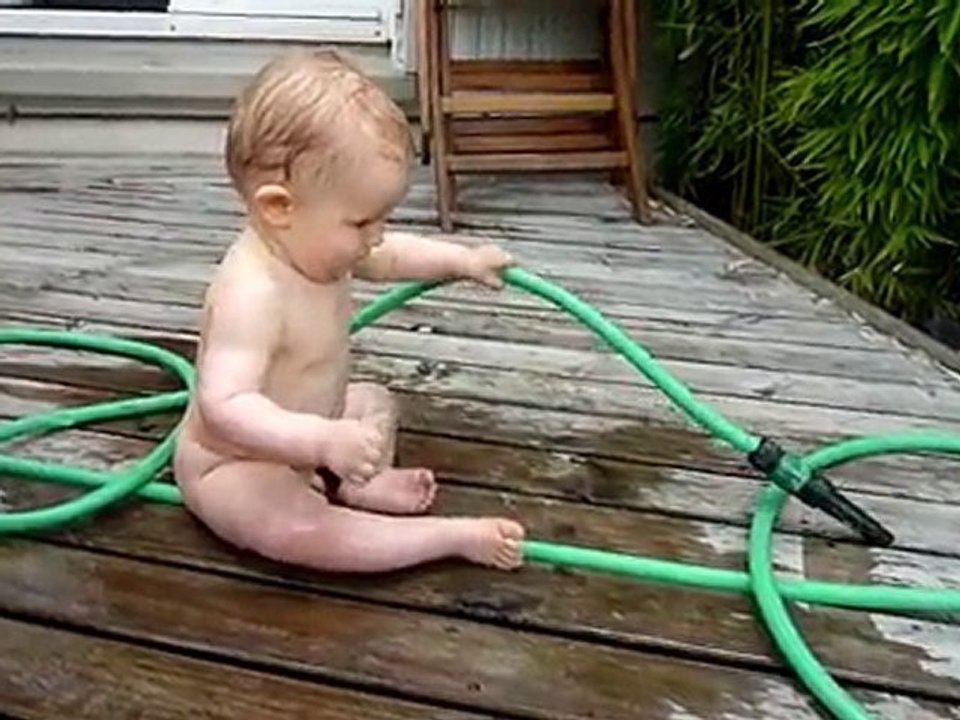 20100712 Romain et le tuyau d'arrosage Merignac