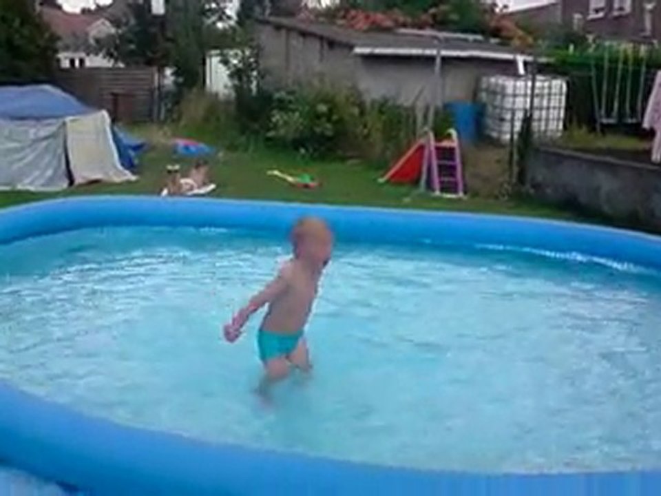 mathys dans la piscine