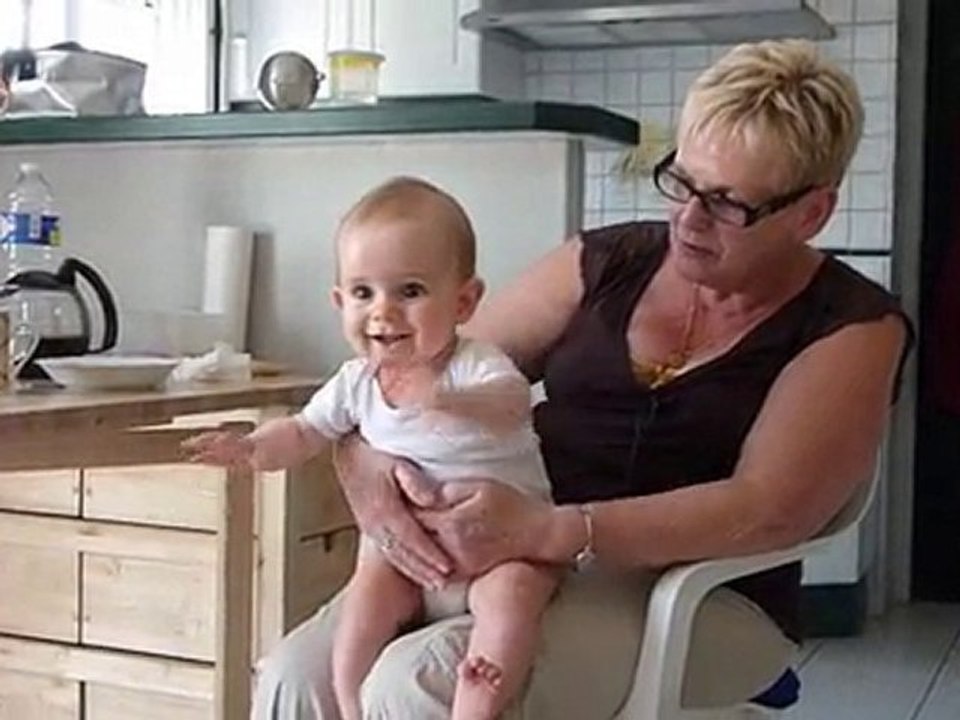 21 juillet 10 Bastien applaudit avec mamie