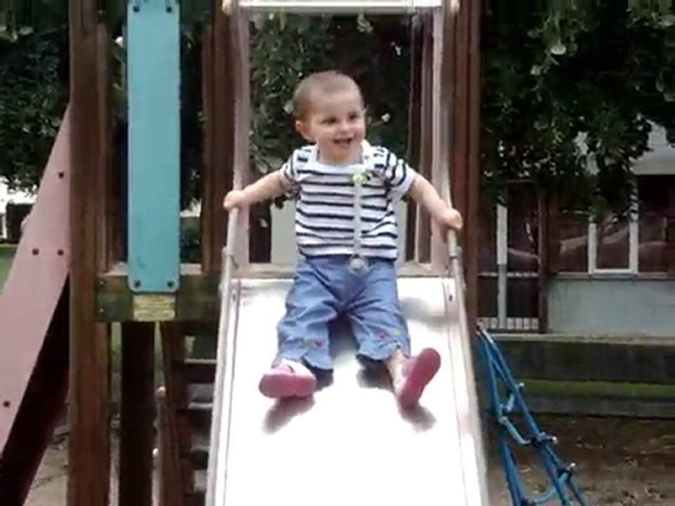 Emma descend le toboggan seule