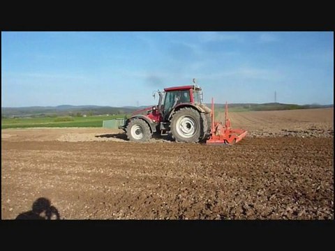 Semis de maïs avec 2 tracteurs / Seeding of corn with 2 tra