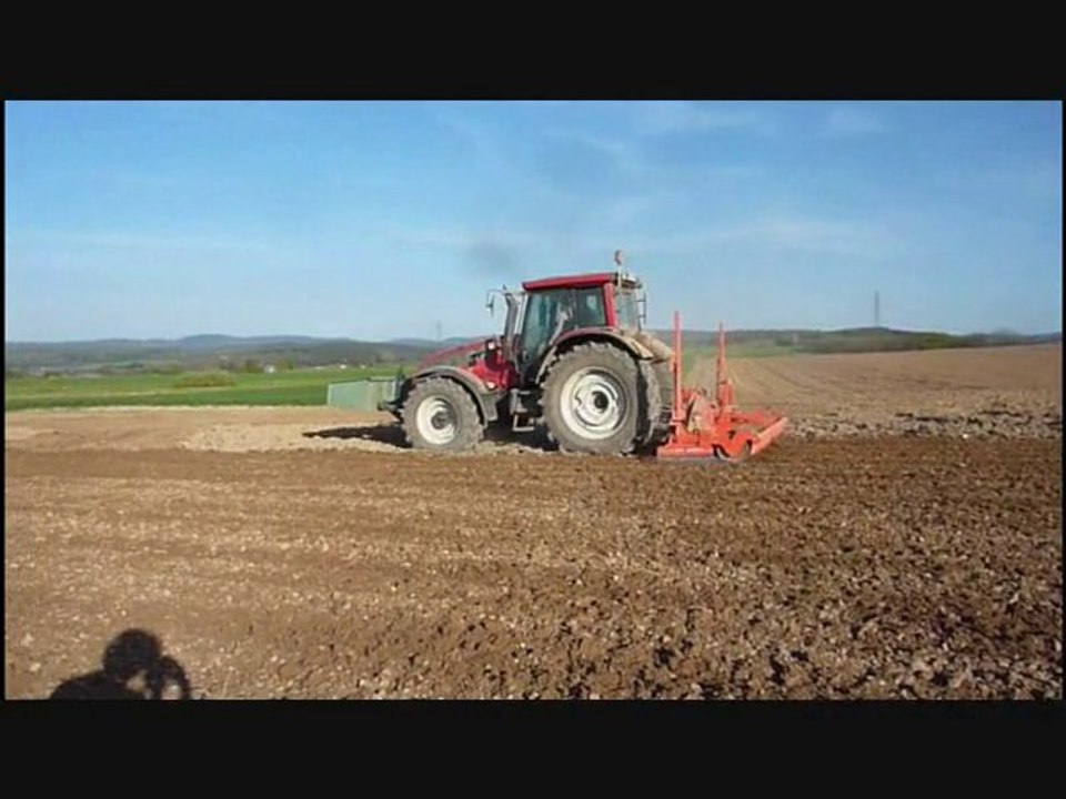 Semis de maïs avec 2 tracteurs  / Seeding of corn with 2 tra