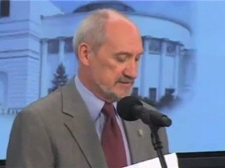 Macierewicz: Klich powinien się tłumaczyć z...