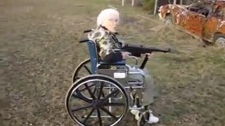 Nonna Rambo al tiro a segno